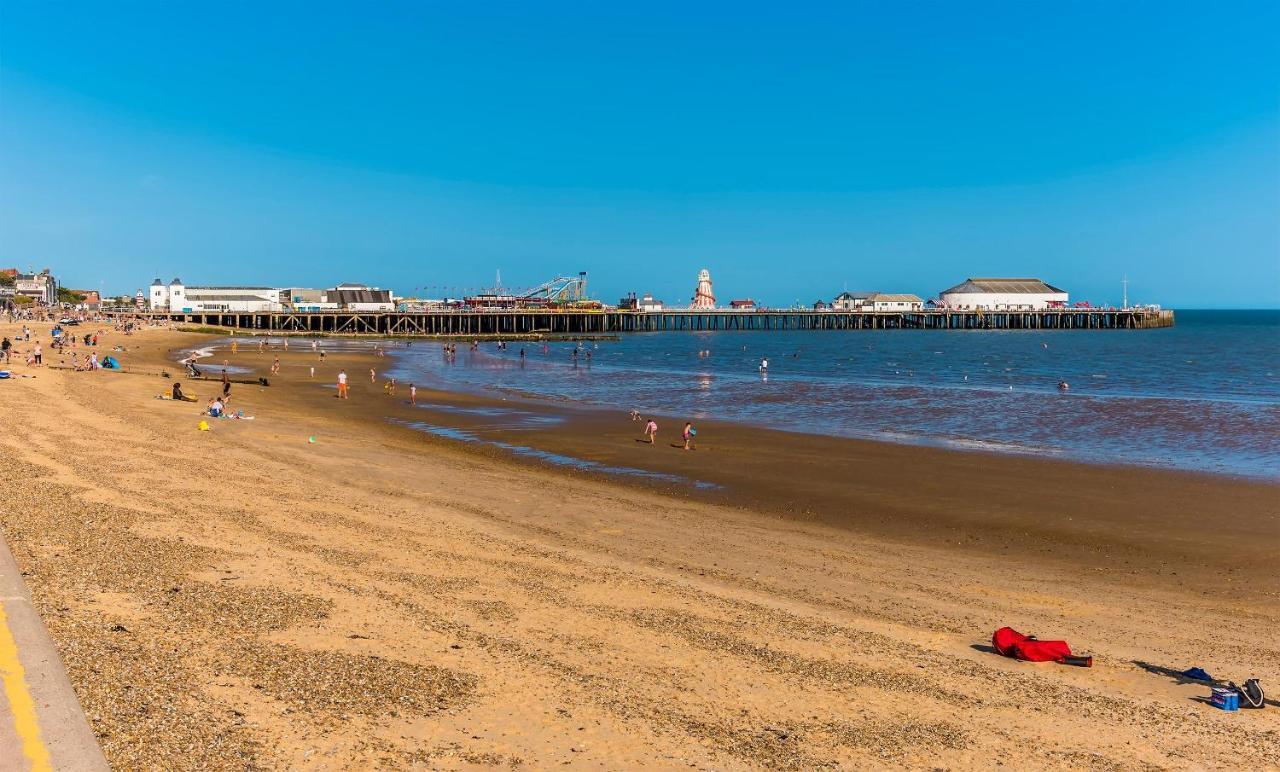 Stunning Lodge With Decking At Oaklands Holiday Park In Essex Ref 39017Rw Clacton-on-Sea Exterior photo