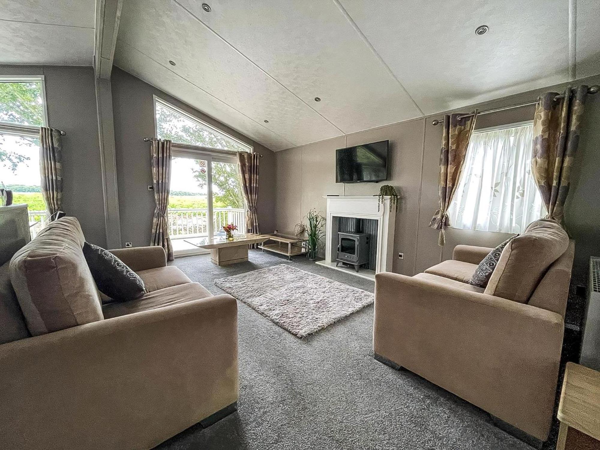 Stunning Lodge With Decking At Oaklands Holiday Park In Essex Ref 39017Rw Clacton-on-Sea Exterior photo