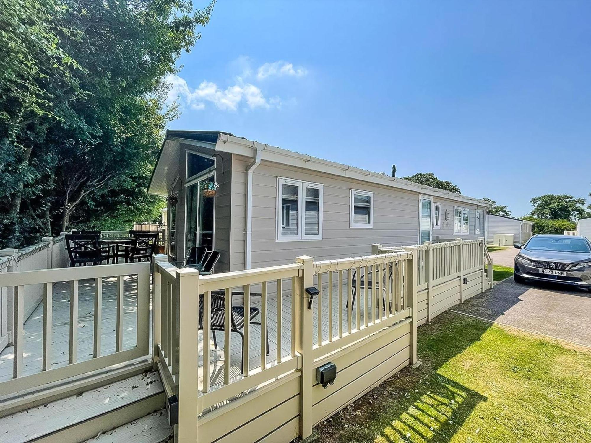 Stunning Lodge With Decking At Oaklands Holiday Park In Essex Ref 39017Rw Clacton-on-Sea Exterior photo