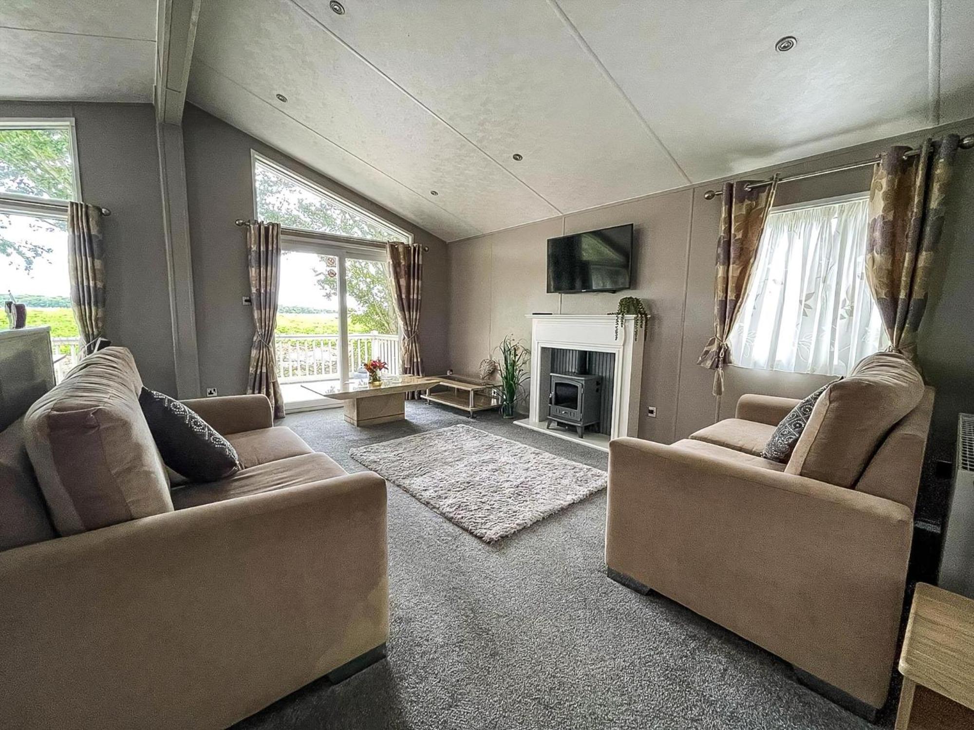 Stunning Lodge With Decking At Oaklands Holiday Park In Essex Ref 39017Rw Clacton-on-Sea Exterior photo